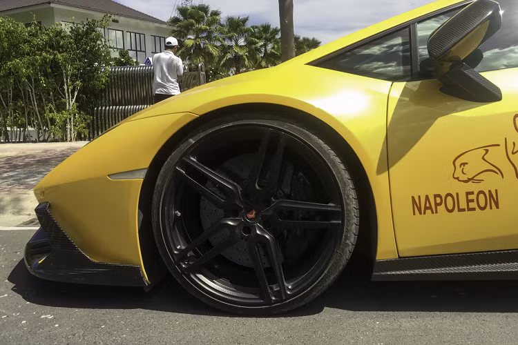 Một số các thay đổi đáng chú ý khác trên bản độ Mansory Torofeo còn nằm ở phần gương chiếu hậu được ốp sợi carbon, hốc gió bên hông được thay mới hoàn toàn bằng hốc gió được làm bằng sợi carbon đồng thời được làm kéo dài hơn có tác dụng như một miếng ốp hông cho Lamborghini Huracan.