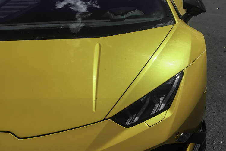 Nhờ hộp số 7 cấp mà “siêu bò” chỉ mất 3,2 giây để tăng tốc từ 0-100 Km/h trước khi đạt tốc độ tối đa là 325 Km/h. Tại thị trường Việt Nam, giá siêu xe Lamborghini Huracan chính hãng thời điểm vào đầu năm 2016 (trước thuế TTĐB từ 31/7/2016) khoảng 14 đến 16 tỷ đồng. Hiện tại mức giá chính hãng của siêu xe này lên tới hơn 20 tỷ.