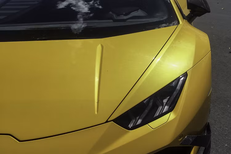 Nhờ hộp số 7 cấp mà “siêu bò” chỉ mất 3,2 giây để tăng tốc từ 0-100 Km/h trước khi đạt tốc độ tối đa là 325 Km/h. Tại thị trường Việt Nam, giá siêu xe Lamborghini Huracan chính hãng thời điểm vào đầu năm 2016 (trước thuế TTĐB từ 31/7/2016) khoảng 14 đến 16 tỷ đồng. Hiện tại mức giá chính hãng của siêu xe này lên tới hơn 20 tỷ.