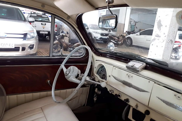 Sức mạnh được truyền xuống cầu sai (RWD) thông qua hộp số sàn 4 cấp (4 MT). Peugeot 203 sử dụng hệ thống treo dạng lò xo lá (nhíp) ở trục trước và lò xo với thanh Panhard ở trục sau.