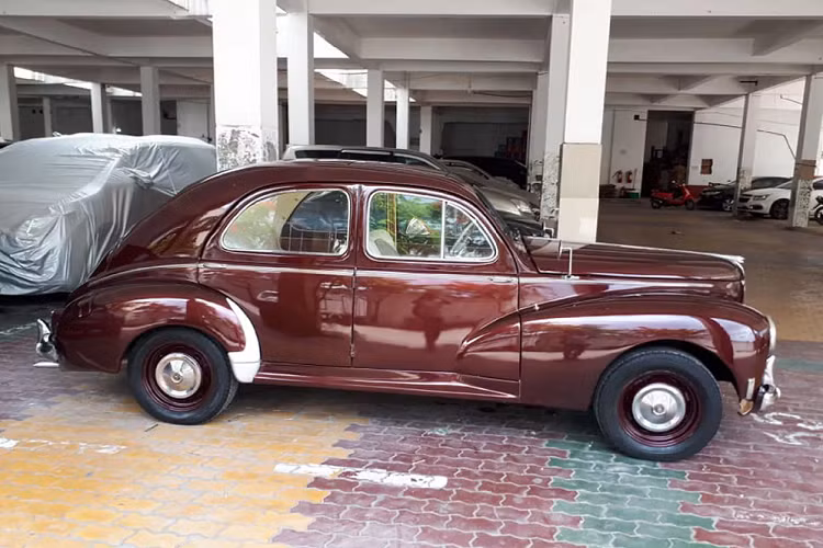 Peugeot 203 được giới thiệu lần đầu tại Triển lãm Paris Motor Show năm 1947 và được sản xuất từ giữa năm 1948 – 1960. Chiếc 203 là mẫu mới đầu tiên của thương hiệu Peugeot được ra mắt sau Thế chiến II .