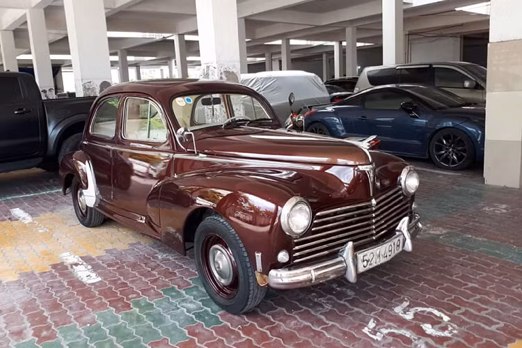 Peugeot vốn là một thương hiệu thể hiện sự đẳng cấp, sang trọng và là niềm mơ ước ngày xưa của rất nhiều người Sài Gòn. Sở hữu một chiếc xe Peugeot cổ điển mang ý nghĩa sưu tầm rất lớn dành cho những ai yêu thương hiệu xe Pháp, hay muốn sở hữu một chiếc xe mang nhiều hoài niệm về thời xưa.