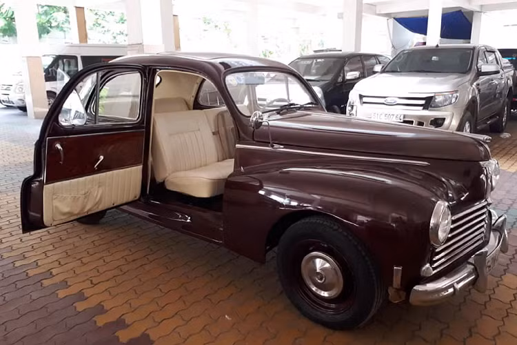 Xe vẫn còn giữa nguyên hiện trạng xưa, đồng thời mang vẻ đẹp và giá trị xuyên thời gian. Vì có con nhỏ nên bác chủ muốn lên đời xe mới hơn vì có điều hoà thoải mái. Hiện tại, chiếc Peugeot 203 mang màu nâu cánh gián này đang trong tình trạng xe hoàn hảo, vẫn lăn bánh chạy hàng ngày và được đăng kiểm bảo dưỡng đầy đủ.