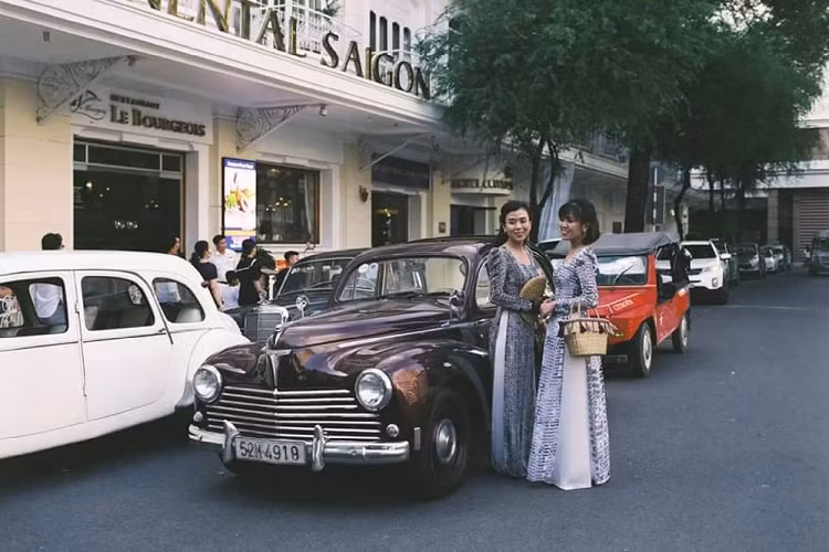 Thương hiệu xe Peugeot có tuổi đời hơn trăm năm này đã có mặt tại Việt Nam từ trước năm 1975 ở Miền Nam, từ chiếc xe đạp ‘’cá vàng’’ cho đến xe ôtô Peugeo 404 lăn bánh trên những con phố Sài Gòn là những hình ảnh, ký ức không thể nào quên của nhiều người Việt.