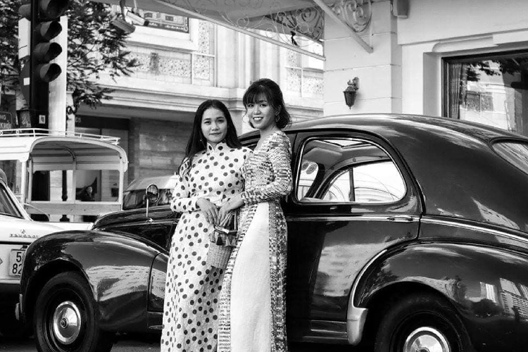 Ngoài biến thể sedan, dòng 2003 còn có nhiều biến thể khác như: 5 cửa (Estate), mui trần 2 cửa (cabriolet), mui trần 4 cửa (cabriolet) và coupe 2 cửa. Chiếc xe Peugeot 203 trong bài viết này có tuổi đời hơn 60, nó đang được chào bán với giá khoảng 500 triệu đồng ở Sài Gòn.