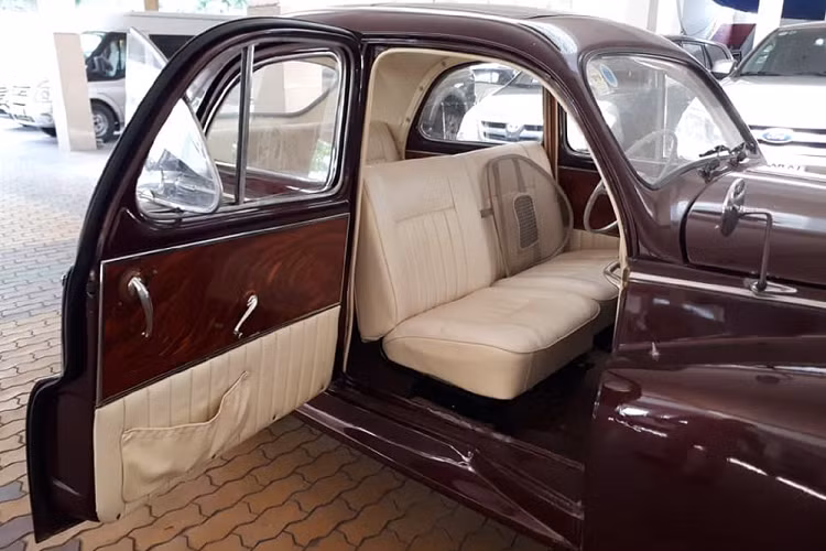 ‘’Trái tim’’ của chiếc xe Peugeot 203 cổ điển này là khối động cơ xăng 4 xy-lanh thẳng hàng (I4) dung tích 1.2L (1.290cc) hút khí tự nhiên OHV cho công suất tối đa 41 mã lực.