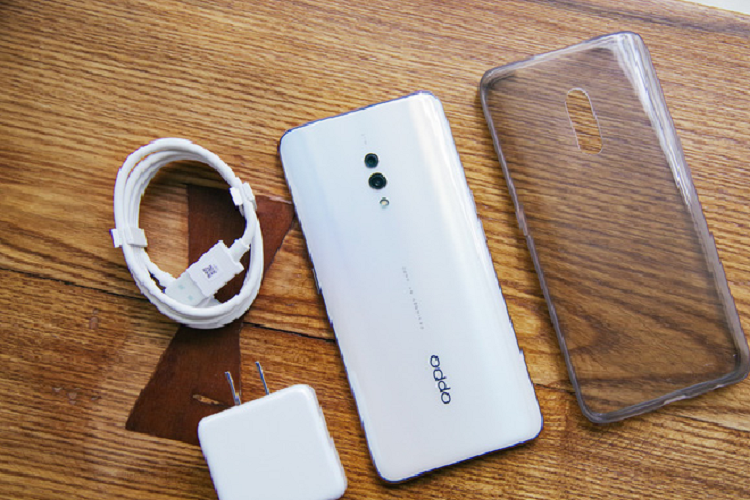 Mẫu điện thoại Oppo K3 mới sở hữu thiết kế bo tròn 4 góc khá bóng bẩy cho cảm giác gần giống như người anh Reno. Với việc sử dụng khung kim loại, chiếc máy cho cảm giác khá chắc chắn cùng với đó là mặt lưng chuyển màu khá đẹp mắt.