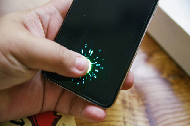 Bên cạnh đó chiếc máy này cũng được trang bị cảm biến vân tay dưới màn hình, mang tới khả năng bảo mật cũng như trải nghiệm mới cho người dùng tầm trung.