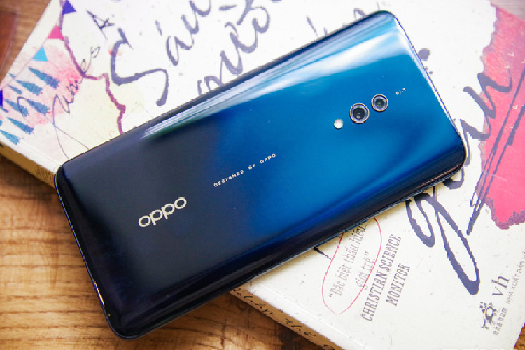 Bộ đôi camera sau của Oppo K3 với camera chính 16 megapixel khẩu độ f/1.7 được in nổi như điểm nhất trên mặt lưng máy. Bên cạnh đó là một camera đo chiều sâu 2 megapixel hỗ trợ chụp ảnh chân dung xoá phông. Camera selfie của máy có độ phân giải 16MP f/2.0 và sẽ tạo hiệu ứng trên màn hình mỗi khi được bật sử dụng.