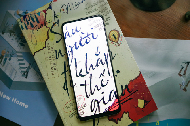 Màn hình của Oppo K3 sử dụng công nghệ OLED chứ không phải IPS LCD như những chiếc máy tầm trung khác. Với kích thước lên tới 6.5 inch độ phân giải FullHD+, chiếc máy này mang đến trải nghiệm hình ảnh tốt với tỷ lệ màn hình/thân máy đạt 91.1% và phần viền khá mỏng cho cho cảm giác cầm nắm rất dễ dàng.