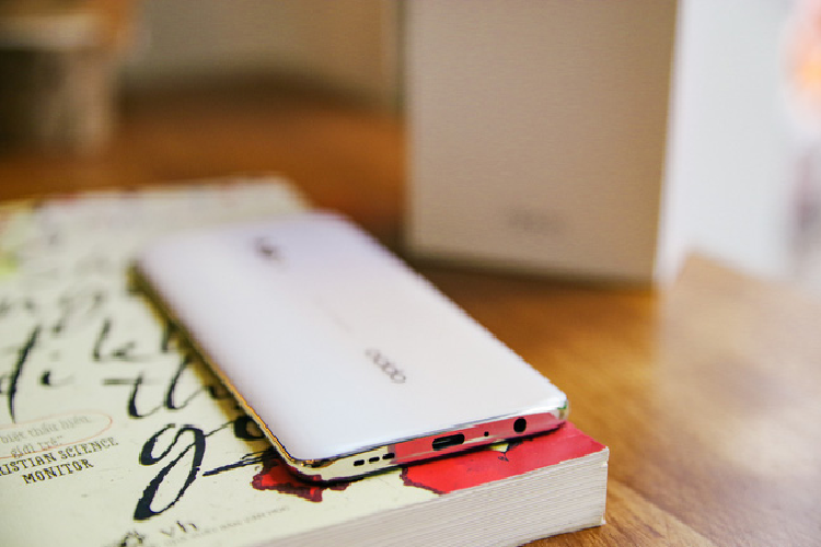 Tuy nhiên Oppo K3 lại chỉ sở hữu viên pin có dung lượng 3765mAh không quá nổi trội so với các máy cùng phân khúc. Bù lại cho điều này Oppo vẫn trang bị cho K3 khả năng sạc siêu nhanh VOOC 3.0 thông qua cổng USB-C. Giá điện thoại Oppo K3 hiện đang có hai phiên bản màu sắc Trắng, Đen và được bán với mức 6.99 triệu đồng.