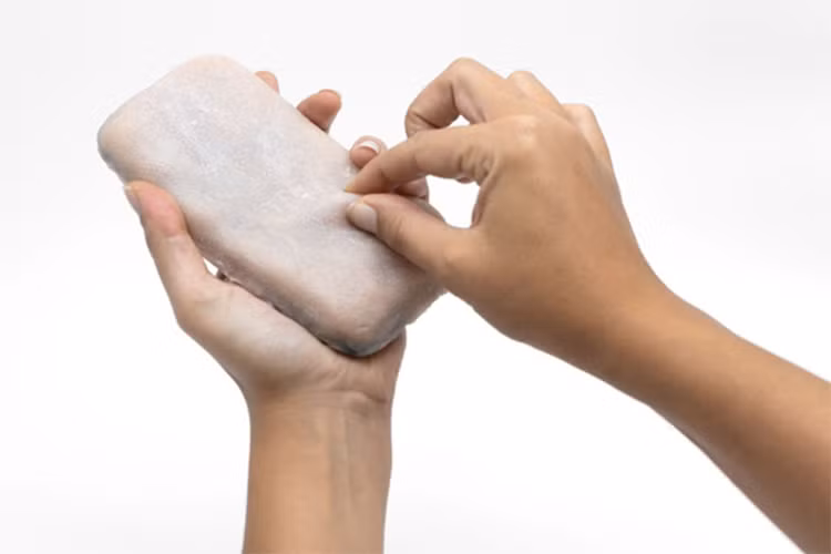 Smartphone co vo giong da nguoi va biet rung minh