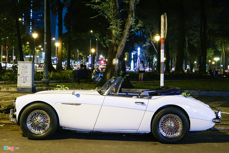 Điểm thu hút trên mẫu xe cổ này là bộ mâm nan hoa chứ không phải mâm đúc như những mẫu xe ngày nay. Đây là kiểu thiết kế thịnh hành trên ôtô thập niên 1960.