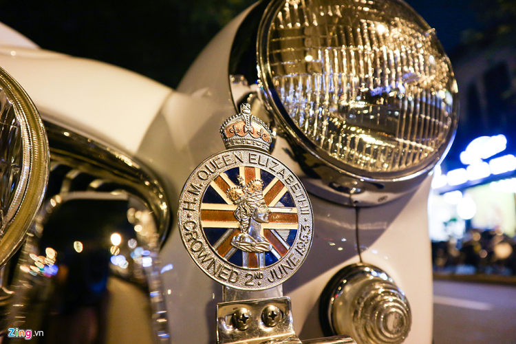 Huy hiệu Anh quốc cũng được tìm thấy phía trước, đây là huy hiệu kỷ niệm lễ đăng quang của Nữ hoàng Elizabeth II, diễn ra vào ngày 2/6/1953. 