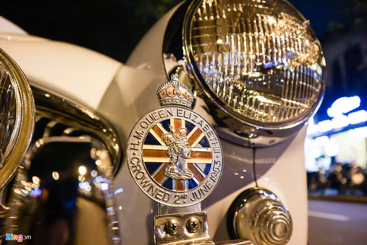 Huy hiệu Anh quốc cũng được tìm thấy phía trước, đây là huy hiệu kỷ niệm lễ đăng quang của Nữ hoàng Elizabeth II, diễn ra vào ngày 2/6/1953. 