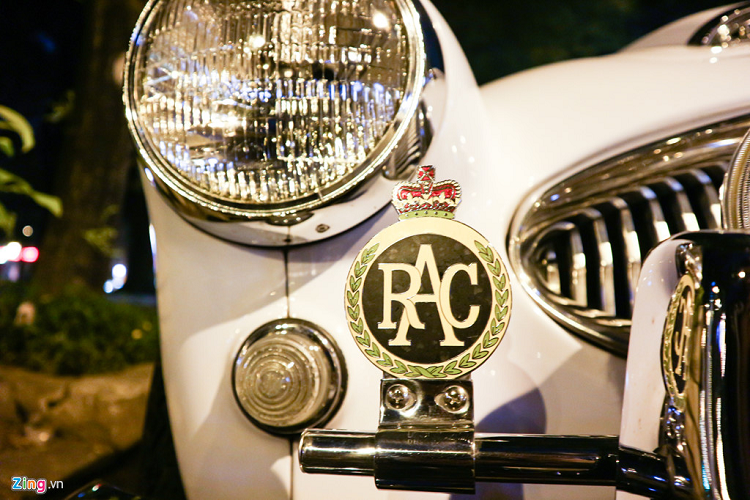 Huy hiệu của hãng thiết kế nằm ở đầu xe. RAC là viết tắt tên công ty của anh em nhà Jensen là Alan Jensen và Richard Jesen. 