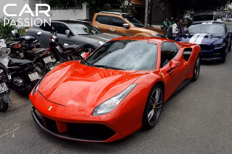 Ghế ngồi bên trong được bọc da bò cao cấp và có thể điều chỉnh bằng điện, một điểm đặc biệt khác của chiếc Ferrari 488 Spider Rosso Corsa là việc xe được trang bị một đồng hồ hiển thị tốc độ cũng như vòng tua máy ở khu vực ghế phụ. Ferrari 488 Spider sở hữu “trái tim” V8 tăng áp kép đặt giữa, có dung tích 3.9 lít với khả năng sản sinh công suất tối đa 670 mã lực tại vòng tua 8000 vòng/phút, mô men xoắn cực đại đạt 760 Nm tại vòng tua 3000 vòng/phút.