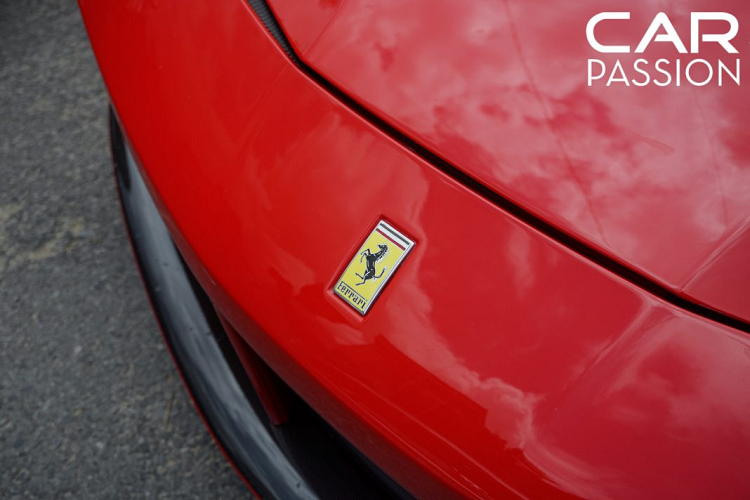 Về tổng thể, xe sở hữu lớp sơn ngoại thất đỏ rực Rosso Corsa đặc trưng của thương hiệu siêu xe Ý, thiết kế không có nhiều sự khác biệt so với phiên bản Coupe, điểm khác biệt lớn nhất chính là phần mui cứng được sơn đồng màu với ngoại thất. Công đoạn đóng mở phần mui của “siêu ngựa” chỉ mất 14 giây và có thể thực hiện khi xe đang di chuyển.