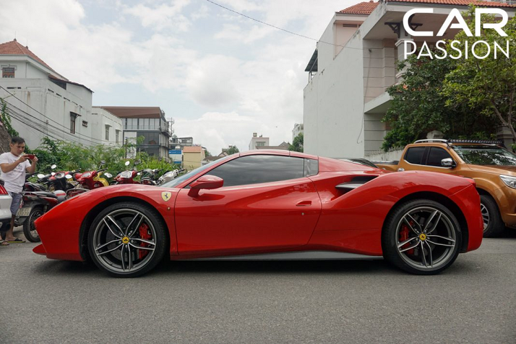 Cách đây không lâu, chiếc Ferrari 488 Spider thứ hai cập bến Việt Nam đã bị bắt gặp khi tham dự lễ khai trương nhà hàng C.Tao của đại gia siêu xe Cường Đô la tại Bình Dương. Đây cũng chính là mẫu siêu xe mới nhất vừa được anh mang về garage, vì vậy cả ba chiếc 488 Spider tại Việt Nam đều đã về tay chủ nhân mới tại khu vực phía Nam.