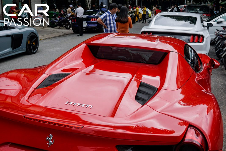 Cầm lái “siêu ngựa” đến sự kiện là một người bạn thân của Cường Đô la, trong khi đó vị doanh nhân này “cầm cương” chiếc McLaren 720s màu cam McLaren di chuyển đến Bình Dương cùng dàn siêu xe CarPassion.