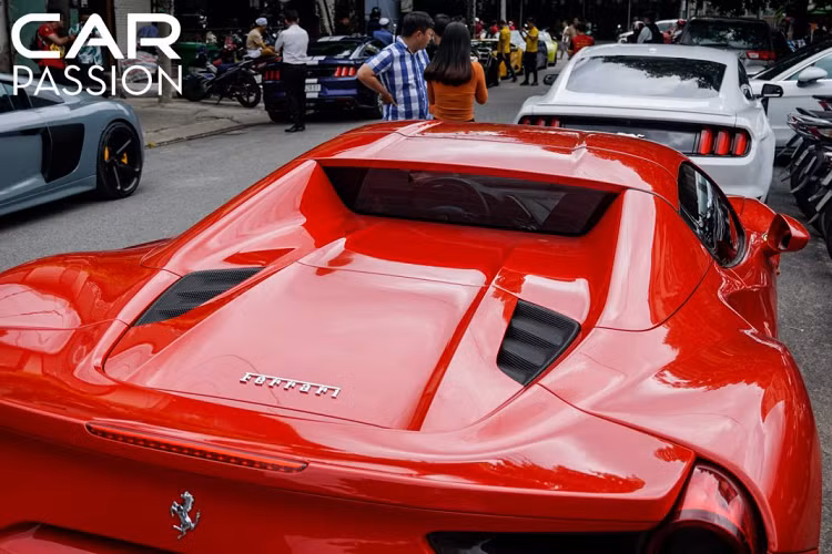 Cầm lái “siêu ngựa” đến sự kiện là một người bạn thân của Cường Đô la, trong khi đó vị doanh nhân này “cầm cương” chiếc McLaren 720s màu cam McLaren di chuyển đến Bình Dương cùng dàn siêu xe CarPassion.