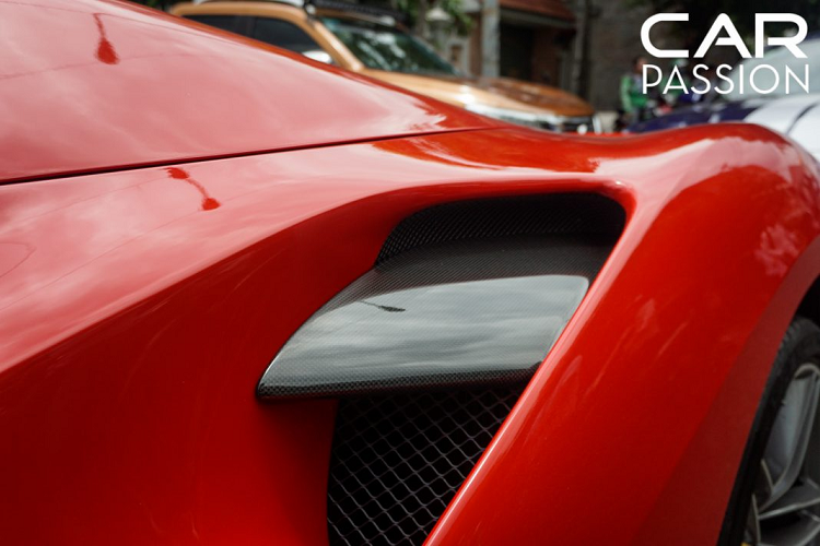 Khác biệt với khoang động cơ có thể nhìn thấy thông qua phần nắp bằng kính ở phiên bản Coupe, phiên bản Spider đã được chỉnh sửa lại đôi chút ở khoang động cơ phía sau để dành chỗ cho hệ thống mui xếp. Một chi tiết thú vị trên Ferrari 488 Spider là tấm kính ngăn cách giữa cabin và khoang máy có thể điều chỉnh lên xuống trong trường hợp người lái muốn nghe âm thanh của khối động cơ nhưng lại không muốn mở mui xe ra.