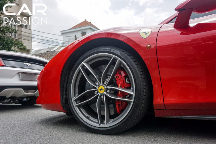 “Siêu ngựa” được trang bị bộ móng hàng hiệu Pirelli P Zero cùng bộ mâm 5 chấu kép kích thước 20 inch được làm từ hợp kim ma-giê, cùm phanh Brembo được sơn đỏ nổi bật cùng màu với ngoại thất, đĩa phanh gốm carbon hiệu suất cao với khả năng hãm tốc ấn tượng.