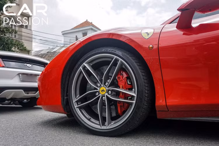 “Siêu ngựa” được trang bị bộ móng hàng hiệu Pirelli P Zero cùng bộ mâm 5 chấu kép kích thước 20 inch được làm từ hợp kim ma-giê, cùm phanh Brembo được sơn đỏ nổi bật cùng màu với ngoại thất, đĩa phanh gốm carbon hiệu suất cao với khả năng hãm tốc ấn tượng.