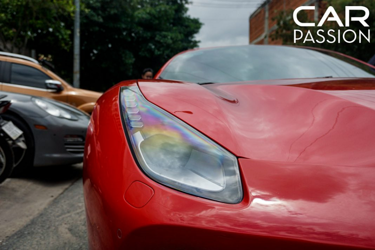 Đuôi xe không có sự thay đổi nào so với phiên bản Coupe, cụm ống xả được thiết kế đối xứng hai bên tương tự như “người đàn anh” nổi tiếng Ferrari 458 Speciale, phía dưới là cụm đèn tương tự như những chiếc xe đua Công thức 1.