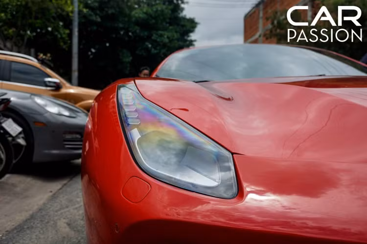 Đuôi xe không có sự thay đổi nào so với phiên bản Coupe, cụm ống xả được thiết kế đối xứng hai bên tương tự như “người đàn anh” nổi tiếng Ferrari 458 Speciale, phía dưới là cụm đèn tương tự như những chiếc xe đua Công thức 1.