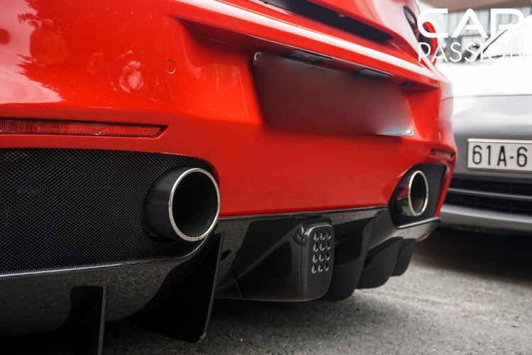 So với hai chiếc 488 Spider mang màu xanh Blue Corsa và trắng Bianco Avus hiện đang định cư tại Bình Phước, chiếc màu đỏ thuộc sở hữu của Cường Đô la được trang bị gói ốp sợi carbon ở phần ngoại thất với những chi tiết như : líp trước, nẹp hông xe, khe gió hông, ốp đèn xi-nhan đuôi hay bộ khuếch tán gió đều được làm từ sợi carbon.