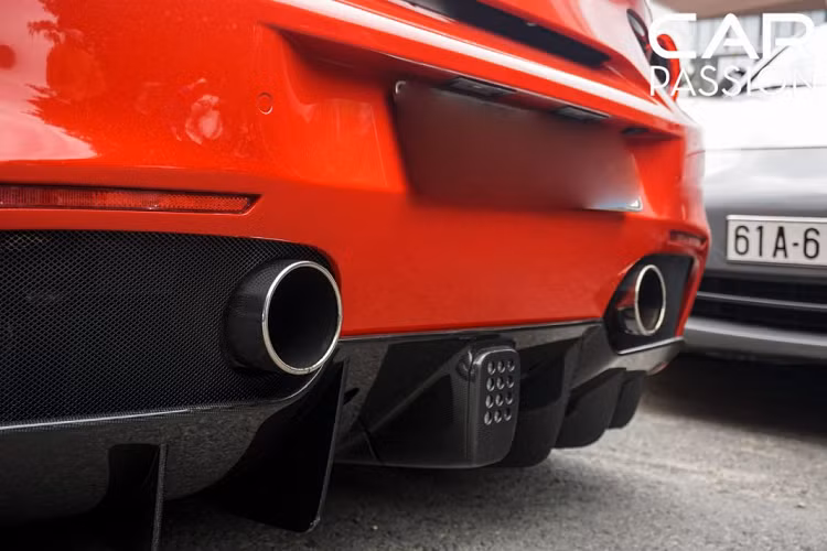 So với hai chiếc 488 Spider mang màu xanh Blue Corsa và trắng Bianco Avus hiện đang định cư tại Bình Phước, chiếc màu đỏ thuộc sở hữu của Cường Đô la được trang bị gói ốp sợi carbon ở phần ngoại thất với những chi tiết như : líp trước, nẹp hông xe, khe gió hông, ốp đèn xi-nhan đuôi hay bộ khuếch tán gió đều được làm từ sợi carbon.