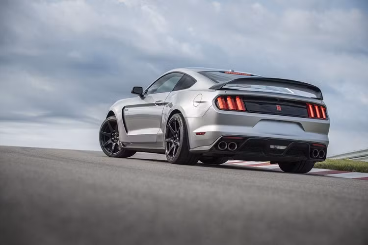Khách hàng còn có thể đặt mua xe Ford Mustang Shelby GT350R thêm gói tùy chọn Technology Package, để bổ sung cho GT350R 2020 hệ thống âm thanh B&amp;O cao cấp với 12 loa, tính năng chỉ đường bằng giọng nói, đèn cửa Cobra và giám sát điểm mù với cảnh báo có xe cắt ngang.