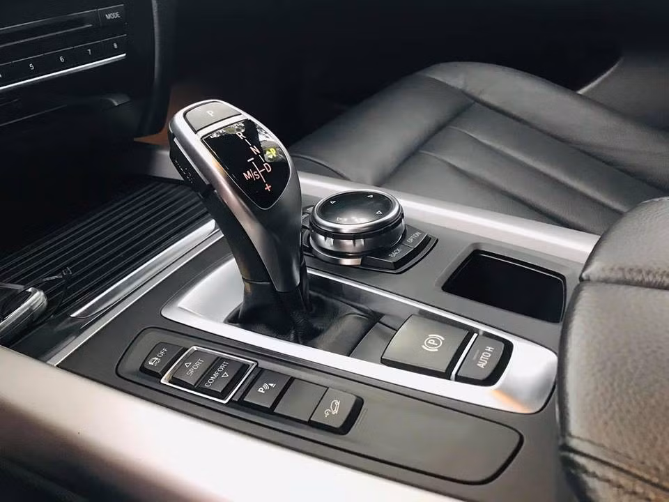 BMW X5 sở hữu tốc độ tối đa 235 km/h và có khả năng tăng tốc từ 0-100 km/h trong 6,5 giây.