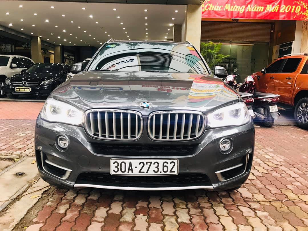 Chiếc BMW X5 đời cũ đang được rao bán ở một đại lý tư nhân Hà Nội sở hữu ngoại thất màu đen bóng và còn rất mới. Xe được giới thiệu là thuộc phiên bản xDrive 35i.