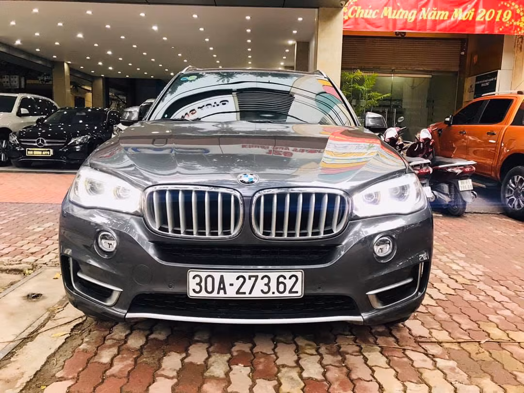 Chiếc BMW X5 đời cũ đang được rao bán ở một đại lý tư nhân Hà Nội sở hữu ngoại thất màu đen bóng và còn rất mới. Xe được giới thiệu là thuộc phiên bản xDrive 35i.