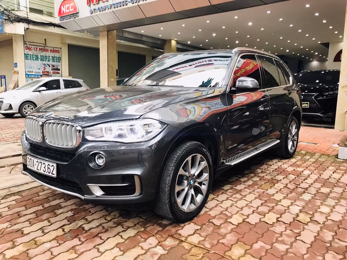 Ở thời điểm ra mắt, mẫu SUV hạng sang BMW X5 2014 có giá dao động từ 3,6 tới 3,8 tỷ đồng. Hiện tại, xe đang được rao bán tại một showroom tư nhân Hà Nội với mức giá 2,38 tỷ. Như vậy, số tiền khấu hao rơi vào khoảng từ 1,2 tỷ đến 1,4 tỷ đồng.