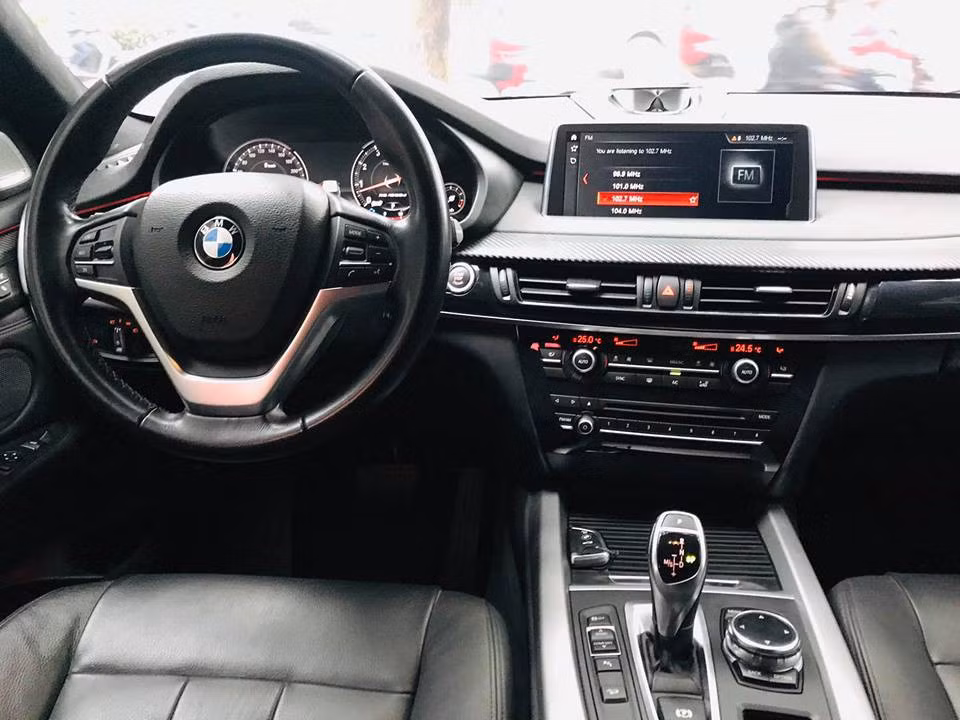 Nội thất trong xe vẫn còn mới với màn hình trung tâm 10,25 inch, vô lăng bọc da, ghế bọc da Dakota.