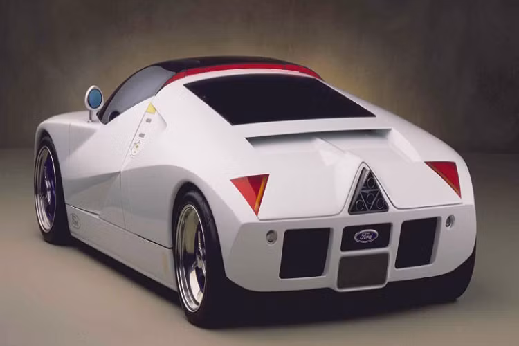 Ford GT90 sở hữu ống xả độc đáo không kém.