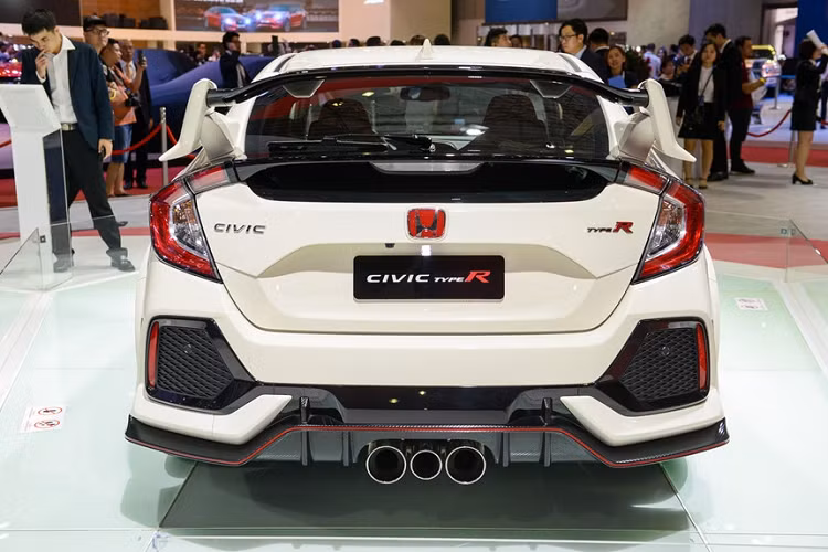 Honda Civic Type R 2019 với cụm ống xả 3 nòng.