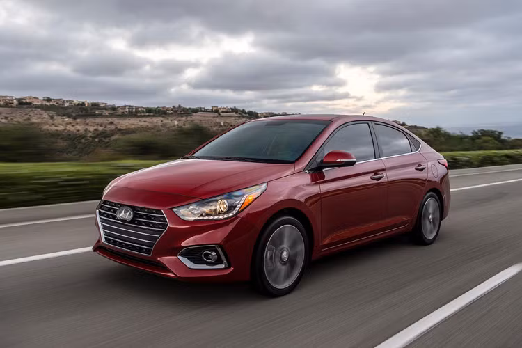 Cao cấp nhất là Hyundai Accent bản Limited có giá từ 19.300 USD (khoảng 448 triệu đồng). Phiên bản này đi kèm một số trang bị, tính năng hiện đại như hệ thống cảnh báo trước va chạm, cửa sổ trời chỉnh điện, toàn bộ đèn chiếu sáng bằng LED, bộ vành 17 inch, ghế trước có sưởi ấm và bảng đồng hồ TFT 3,5 inch.