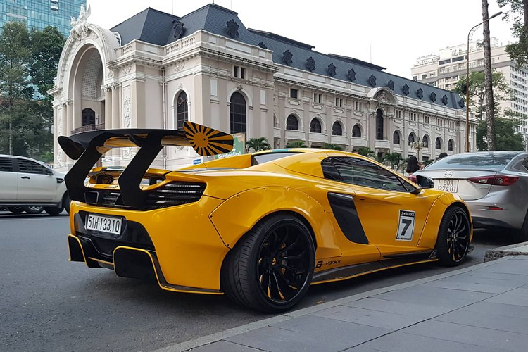 Trên cánh gió và nóc xe cũng có sự tương phản giữa nền vàng và hoạ tiết xanh lá. Ngoài ra, siêu xe McLaren 650S Spider này cũng đã được chủ nhân độ bộ mâm ADV.1. Phần mui xếp cứng bằng sợi carbon có thể mở trong 17 giây, thậm chí ngay cả khi nó đang chạy ở tốc độ dưới 30 km/h.