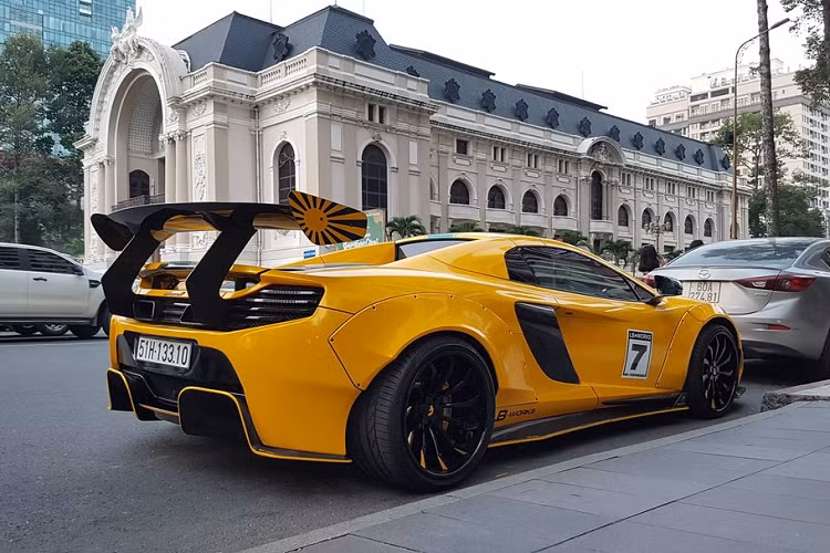 Trên cánh gió và nóc xe cũng có sự tương phản giữa nền vàng và hoạ tiết xanh lá. Ngoài ra, siêu xe McLaren 650S Spider này cũng đã được chủ nhân độ bộ mâm ADV.1. Phần mui xếp cứng bằng sợi carbon có thể mở trong 17 giây, thậm chí ngay cả khi nó đang chạy ở tốc độ dưới 30 km/h.