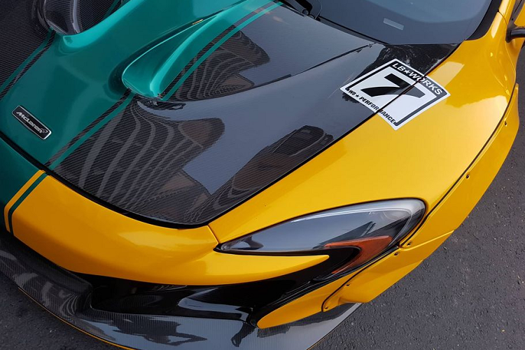 Bên cạnh đó, McLaren 650S Spider luôn là một trong những siêu xe đình đám bậc nhất không chỉ ở Việt Nam mà còn trên toàn thế giới. Siêu xe này luôn tạo ra được sức hút đặc biệt mỗi khi xuất hiện trên đường phố bởi vẻ đẹp quyến rũ và chất Anh Quốc đặc trưng không thể nhầm lẫn.