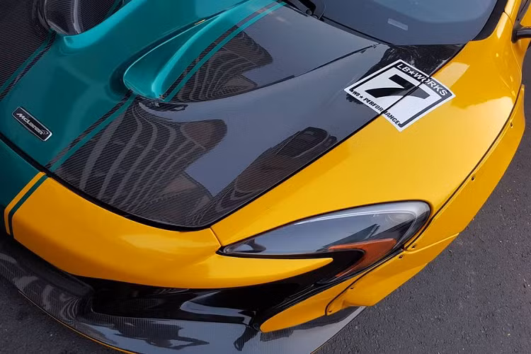 Bên cạnh đó, McLaren 650S Spider luôn là một trong những siêu xe đình đám bậc nhất không chỉ ở Việt Nam mà còn trên toàn thế giới. Siêu xe này luôn tạo ra được sức hút đặc biệt mỗi khi xuất hiện trên đường phố bởi vẻ đẹp quyến rũ và chất Anh Quốc đặc trưng không thể nhầm lẫn.