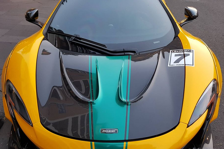 "Bộ cánh" mới của chiếc McLaren 650S Spider độ LibertyWalk được lấy cảm hứng từ mẫu xe đua nổi tiếng McLaren P1 GTR có số khung là #06. Chiếc P1 GTR lại là hậu duệ của F1 GTR #06 - chiếc McLaren được các tay đua danh tiếng Derek Bell hay Andy Wallance cầm lái và giành vị trí thứ 3 tại giải đua Le Mans vào năm 1995. Bởi ý nghĩa đó, không ít chủ xe McLaren thích chơi xe theo phong cách như vậy.