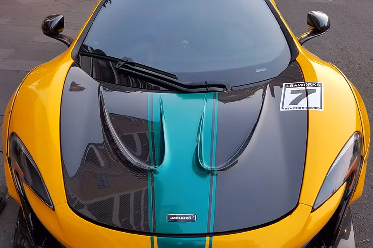 "Bộ cánh" mới của chiếc McLaren 650S Spider độ LibertyWalk được lấy cảm hứng từ mẫu xe đua nổi tiếng McLaren P1 GTR có số khung là #06. Chiếc P1 GTR lại là hậu duệ của F1 GTR #06 - chiếc McLaren được các tay đua danh tiếng Derek Bell hay Andy Wallance cầm lái và giành vị trí thứ 3 tại giải đua Le Mans vào năm 1995. Bởi ý nghĩa đó, không ít chủ xe McLaren thích chơi xe theo phong cách như vậy.