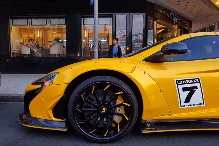 Bản độ Liberty Walk chính hãng đến từ Nhật Bản đã thay đổi khá nhiều chi tiết ở phía ngoài xe như Phần nắp ca-pô được làm từ sợi carbon. Cản trước, cản sau cùng cánh gió lớn ở đuôi xe cũng được làm từ sợi carbon.