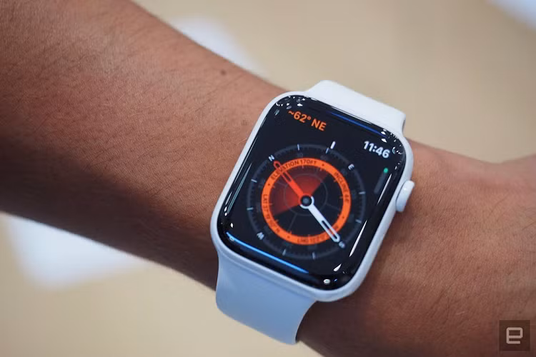 Đồng thời, model này cũng có thêm la bàn, giúp việc đi rừng, ngắm sao... thuận tiện hơn. Nhìn chung, tổng thể thiết kế của sản phẩm không thay đổi. Ảnh: Engadget.