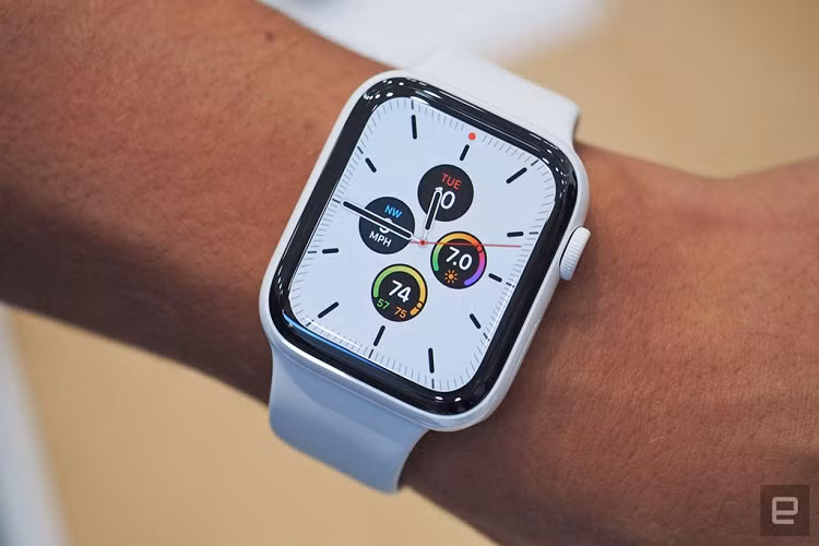 Khác với những thế hệ trước, Apple Watch Series 5 được trang bị tính năng màn hình luôn sáng với thời lượng pin kéo dài cả ngày. Ảnh: Engadget.